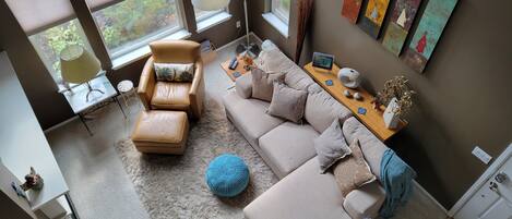 テレビ、暖炉、DVD プレーヤー