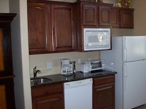 Refrigerador con congelador, microondas y lavavajillas