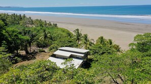 Plage, chaises longues, serviettes de plage