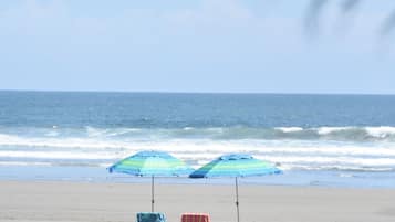 Plage, chaises longues, serviettes de plage