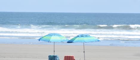 En la playa, camastros y toallas de playa