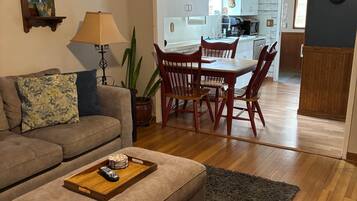Smart TV, fireplace, streaming services