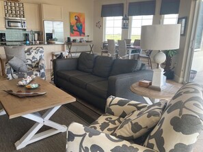 Televisión, chimenea, reproductor de DVD y futbolito 