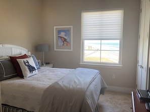 2 bedrooms, desk, iron/ironing board, WiFi - Surround view of Galveston seawall and ocean from every room with large balcony (Galveston)
