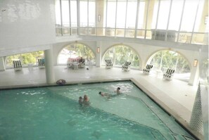 Innendørsbasseng og utendørsbasseng