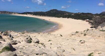 ihana huvila puutarha ja uima-allas lähellä meren lomakohde