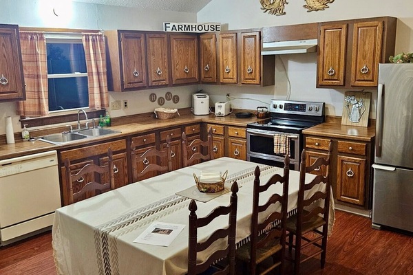 Køleskab, mikrobølgeovn, ovn, kogeplade