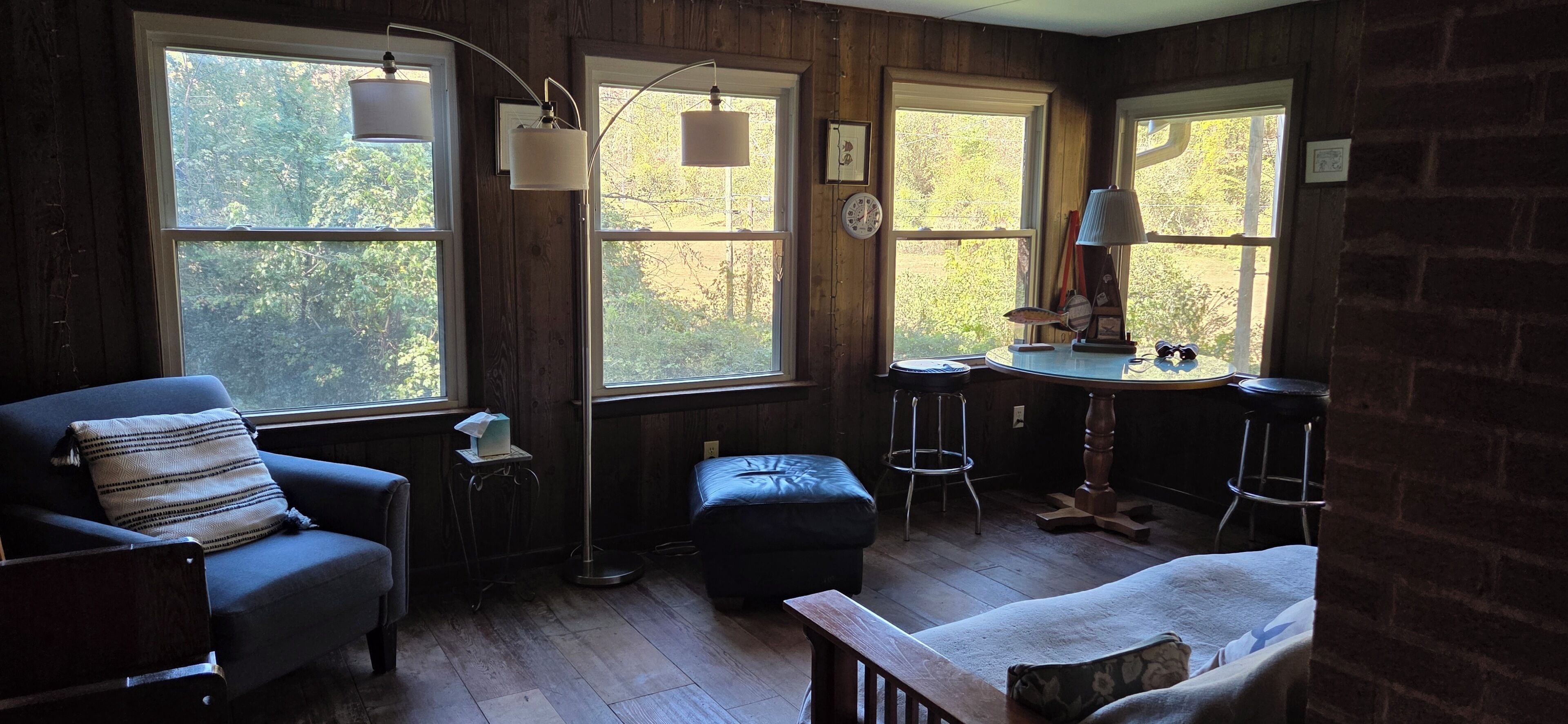 Een smart-tv, een open haard, een dvd-speler en boeken