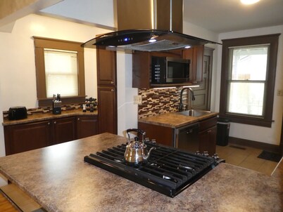 Beautiful Home in Downtown and by Colorado College. New furnishings & Clean!