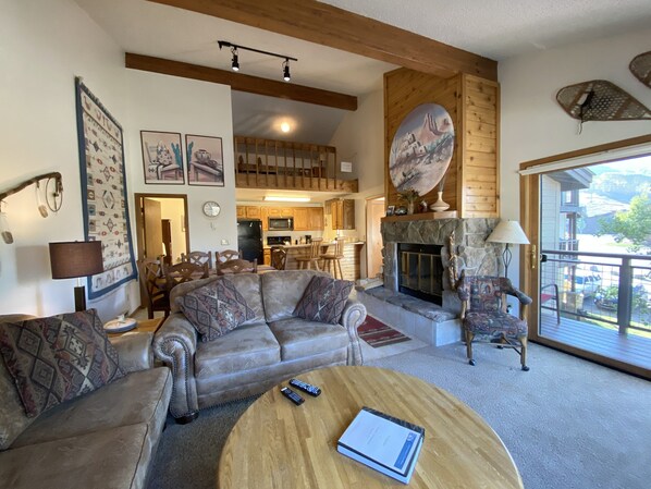 TV, fireplace, stereo