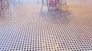 Un interior a rayas rosa y blanco con un letrero que dice "The Ice Cream Shoppe".
