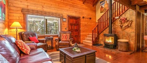 Televisie, een open haard en een dvd-speler