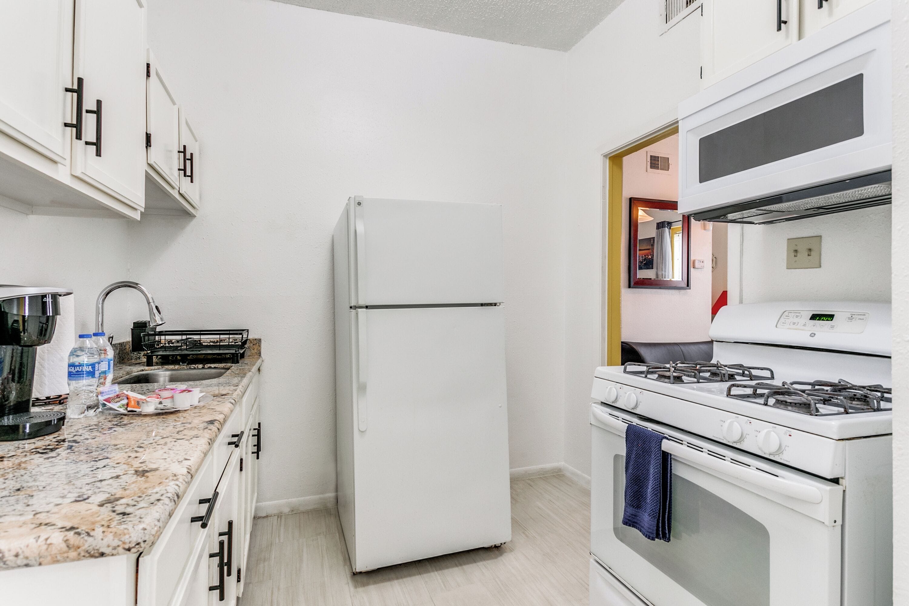 Réfrigérateur, micro-ondes, four, plaque de cuisson