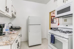 Een koelkast, een magnetron, een oven, een kookplaat