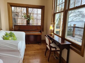 Interior - Magical and Unique Water views 10 min to Downtown (Rockingham)