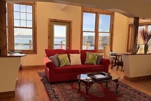 TV, books - Magical and Unique Water views 10 min to Downtown (Rockingham)