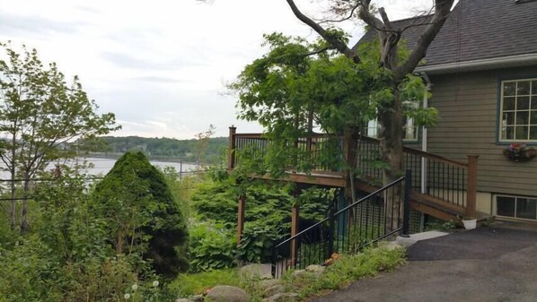 Property grounds - Magical and Unique Water views 10 min to Downtown (Rockingham)