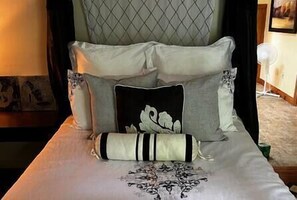 4 bedrooms, iron/ironing board, WiFi, bed sheets - Magical and Unique Water views 10 min to Downtown (Rockingham)