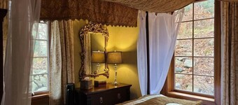 Magical and Unique Water views 10 min to Downtown