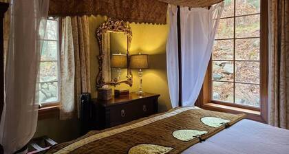 Magical and Unique Water views 10 min to Downtown