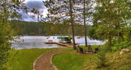 Quintessential Lake Cabin-Amazing Lakeside Screen Porch & Pontoon Boat included!