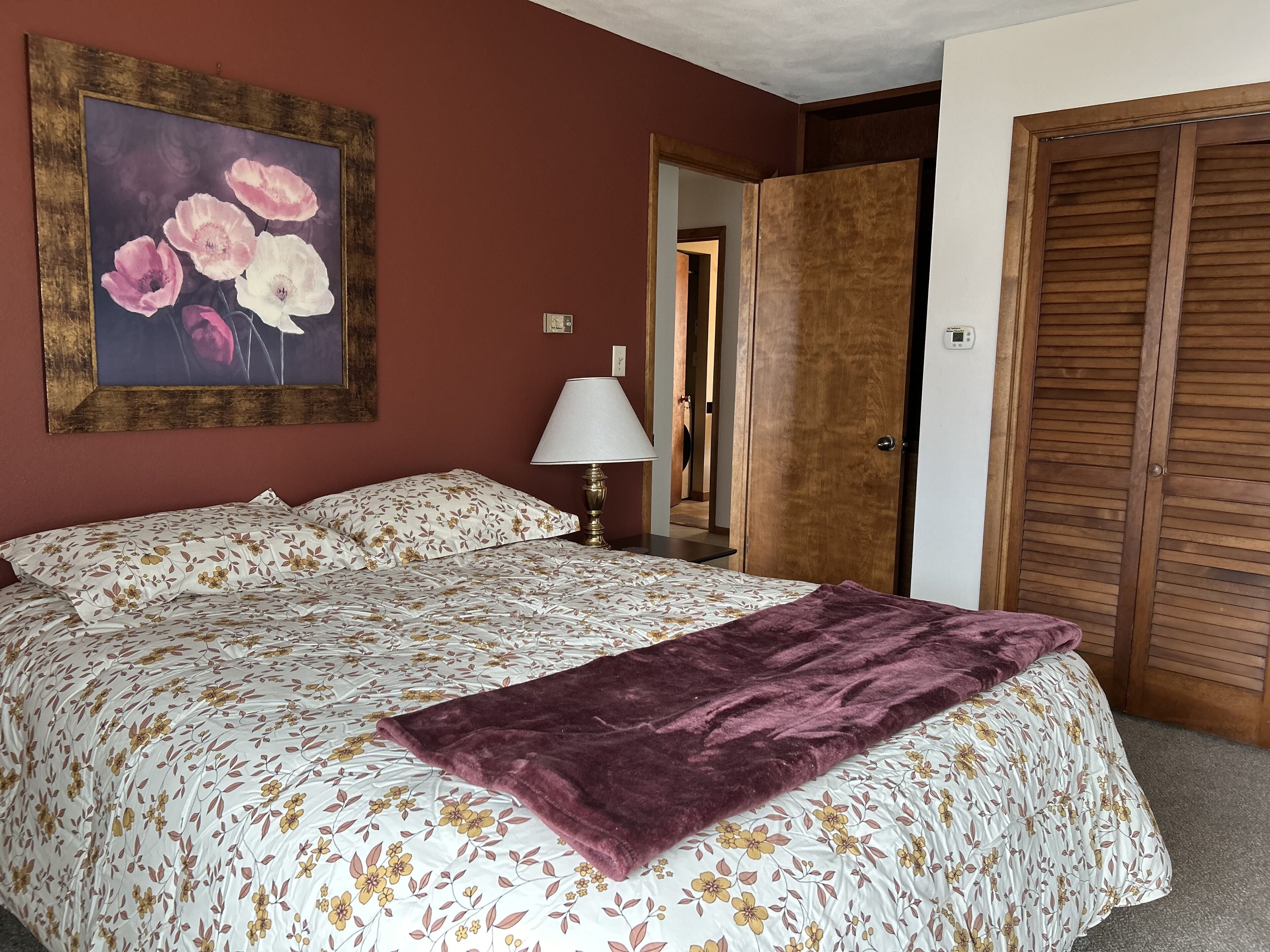 4 quartos, escrivaninha, ferros/tábuas de passar roupa