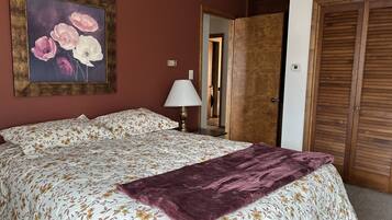 4 quartos, escrivaninha, ferros/tábuas de passar roupa