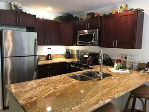 Frigorifero, microonde, forno, piano cottura