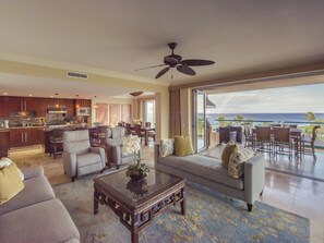 Una Smart TV, un reproductor de DVD, un reproductor estéreo