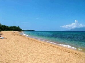 在海滩、沙滩椅、沙滩毛巾