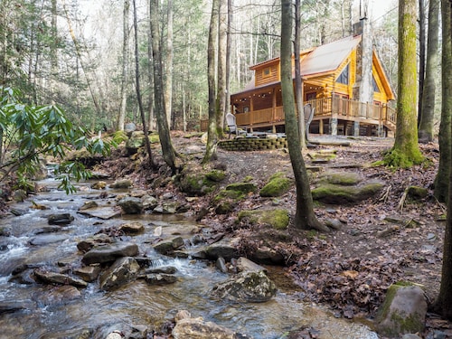 Stay in a Real Log Cabin! - Private Creekside Cozy Log Cabin with Hot Tub & Wifi