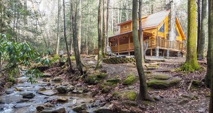 Stay in a Real Log Cabin! - Private Creekside Cozy Log Cabin with Hot Tub & Wifi