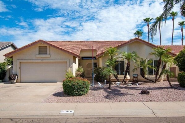 Exterior - Cozy Warm And Luxurious Home with heated Pool! virtual tour-Check the video link (Gilbert)