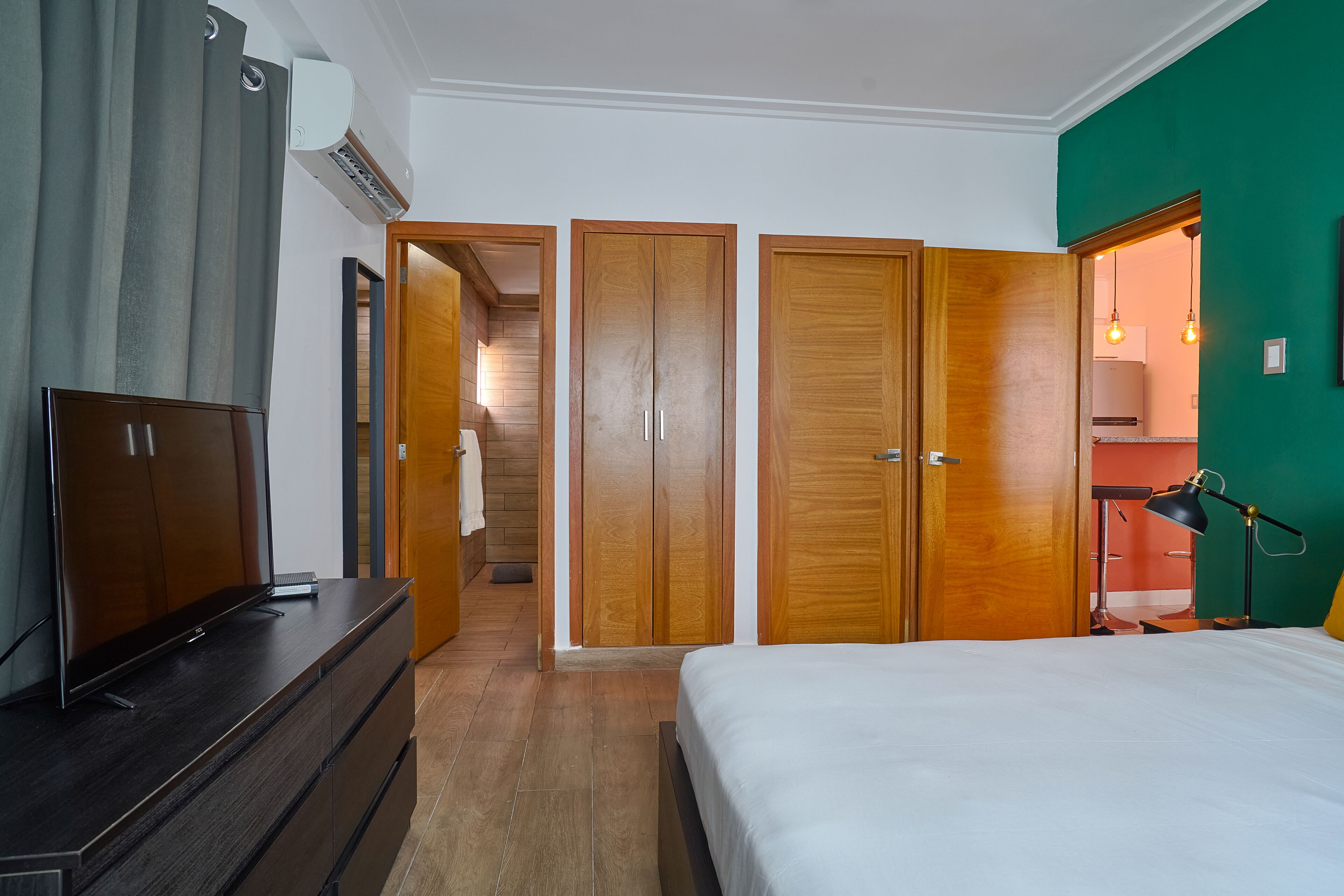 1 habitación, tabla de planchar con plancha, wifi gratis y ropa de cama 