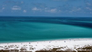 A beach with clear turquoise water and white sand. - Dragonfly - Southern charm on the North end of Anna Maria Island (Anna Maria)
