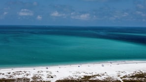 Plage à proximité, chaises longues, serviettes de plage