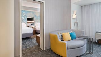 Habitación, varias camas | Ropa de cama de alta calidad y escritorio