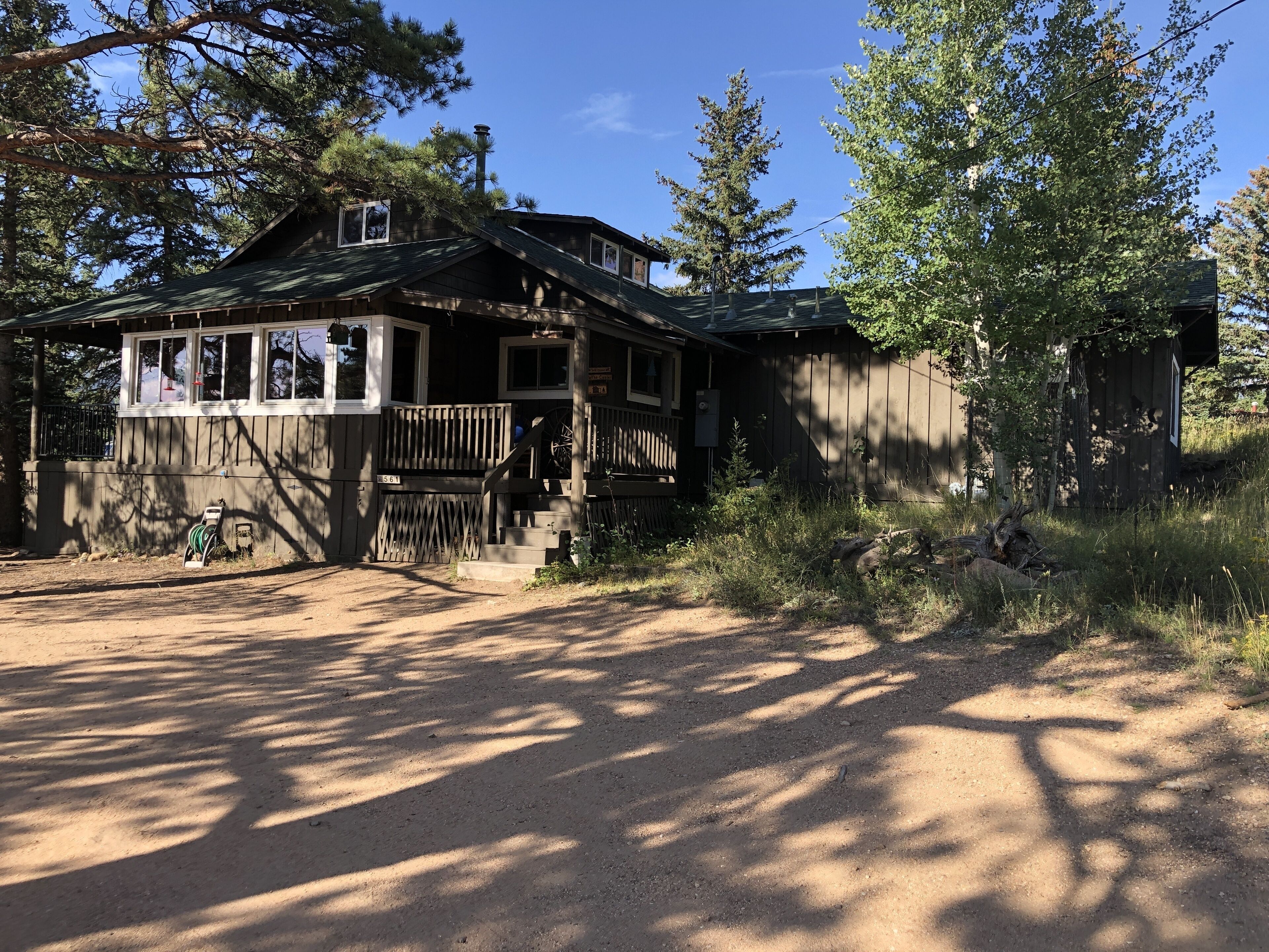 3 min to RMNP Great Views Longs Peak - recently remodeled bath & 5 min.to dntn