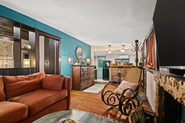 The Woodland Hideaway is a dog friendly cottage getaway with private backyard, 55" SmartTV and Fireplace. (wood provided)