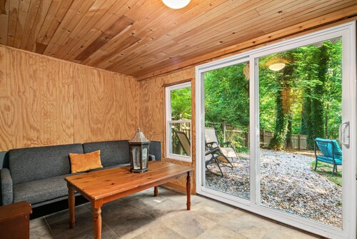 Cottage w/ Fireplace, King Bed & Fenced in Yard