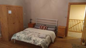 Tremannsrom, delt bad | Skrivebord, blendingsgardiner, strykejern/-brett og wi-fi (inkludert)