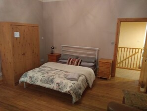 Habitación triple, baño compartido | Escritorio, cortinas opacas, tabla de planchar con plancha y wifi gratis