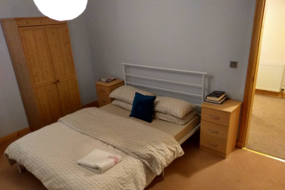 King Room, Shared Bathroom | Desk, blackout drapes, iron/ironing board, WiFi (free)