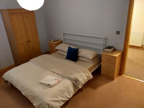 King Room, Shared Bathroom | Desk, blackout drapes, iron/ironing board, free WiFi - Cessnock Subway - Room in Serviced Apt. (Glasgow)