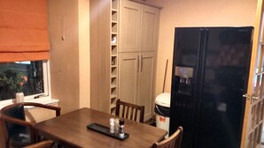 Unclassified image, 3 of 8, button - Cessnock Subway - Room in Serviced Apt. (Glasgow)