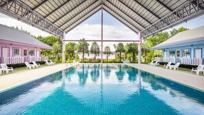 Piscine intérieure, piscine extérieure