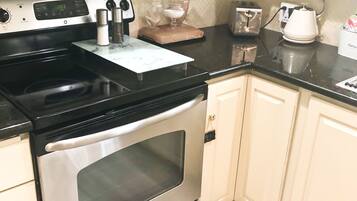 Full-sized fridge, microwave, oven, stovetop