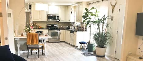 Deluxe huis, 2 slaapkamers, keuken | Woonruimte | Een 55-inch flatscreentelevisie met digitale zenders en televisie