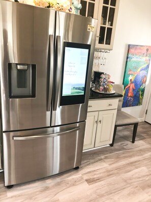 Deluxe huis, 2 slaapkamers, keuken | Privékeuken | Een koelkast met diepvriezer, een microgolfoven, een oven, een kookplaat