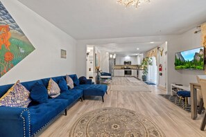 Deluxe House, 2 Bedrooms, Kitchen | Living room | 55-inch flat-screen TV with digital channels, TV, Netflix - Villa Sierra (Sonora)